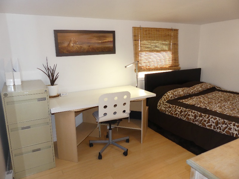 Petit studio 2 1/2 avec salle de bain privée et grand terrain