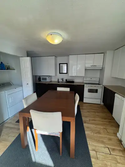 À LOUER - 5 1/2 disponible dès maintenant, situé sur la rue Bellefeuille à Trois-Rivières. Situé au...