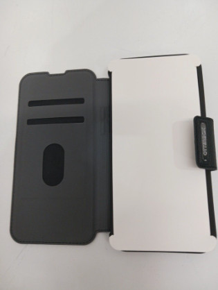 iPhone 15 Plus Otterbox Strada Leather Folio Case- NEW in Cell Phone Accessories in Markham / York Region - Image 3