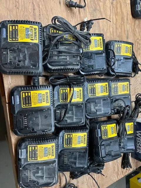 Dewalt battery charger in Power Tools in Brantford - Image 4