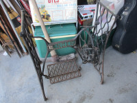 CIRCA 1915 SINGER TREADLE SEWING MACHINE TABLE BASE $70.