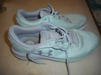 ladies size 8.5 u a sneakers in very good shape