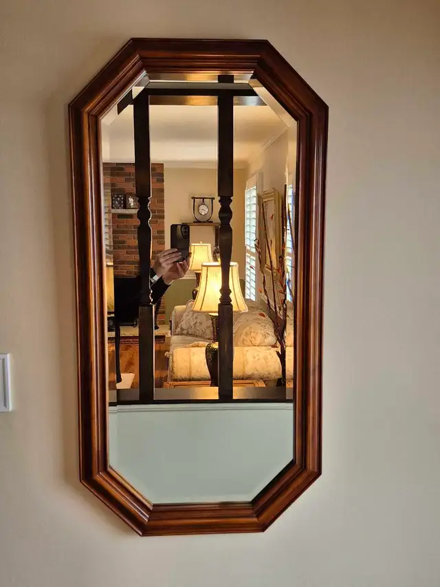 Vintage octagonal mahogany wall mirror in Home Décor & Accents in Ottawa - Image 3