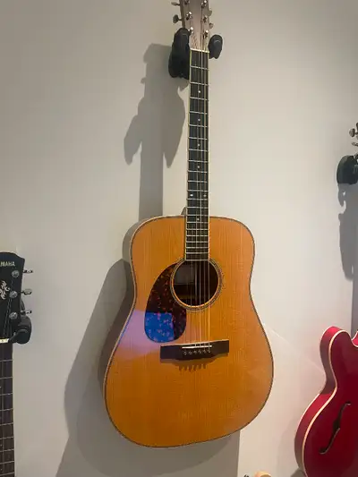 Left handed acoustic; battery box popout doesn't work, so it's a pain changing batteries; Manufactur...