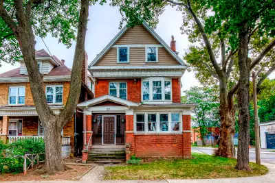 >>> Available from April 28 <<< This gorgeous & spacious 1-bedroom apartment is in a great neighborh...