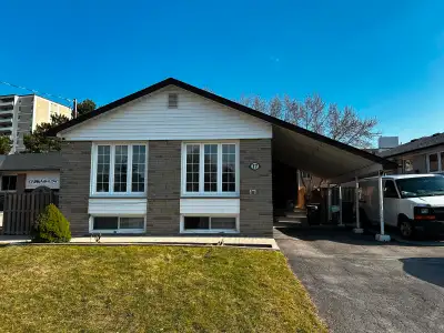 1 private room rent in main floor at Lawrence & Markham from Aug