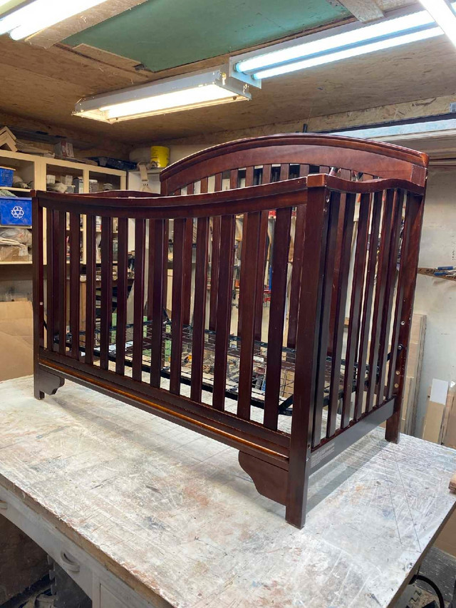 Dark wood crib in Cribs in Windsor Region