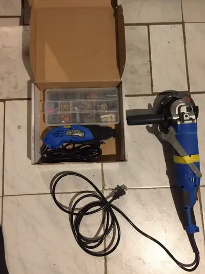 La meuleuse d’angle electrique de 5’’avec disque et clé pour fixer , de9A très puissante,pas servi b...