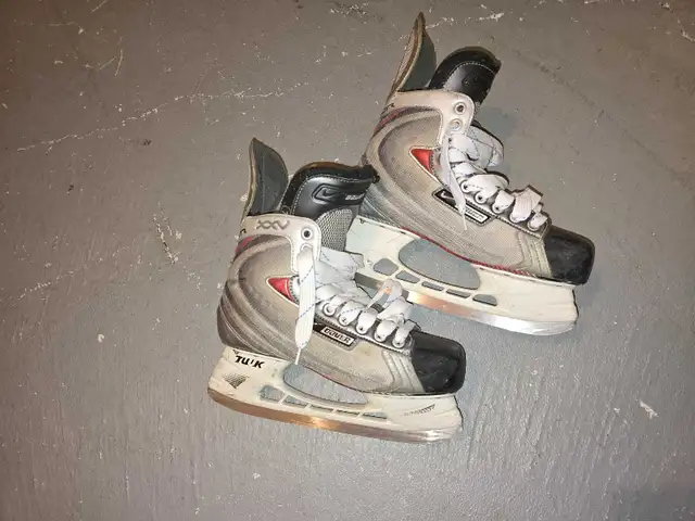 Youth/Adult Hockey Skates with blade guards in Skates & Blades in Markham / York Region - Image 3