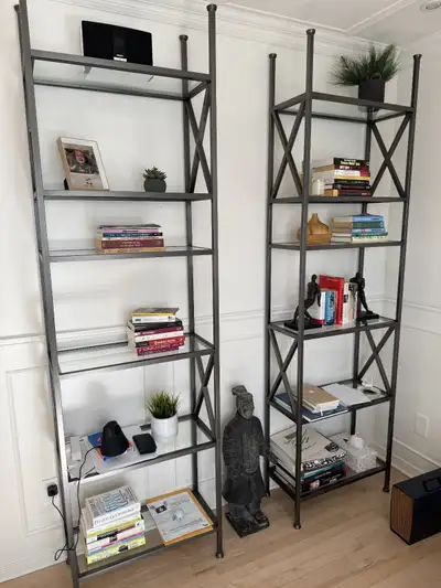 Deux superbes étagères, structure en métal et tablettes en verre, View more