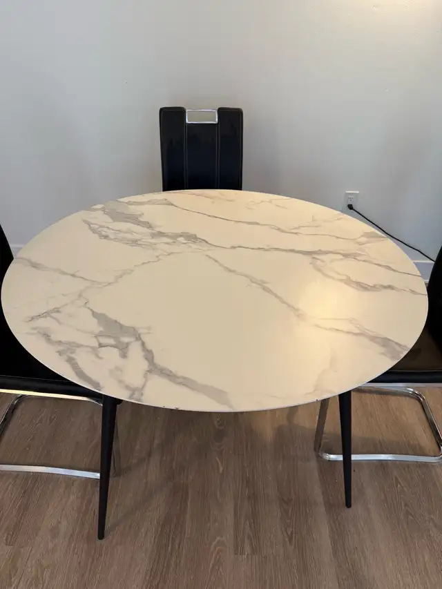 Dining table in Dining Tables & Sets in City of Halifax - Image 3