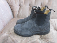 Blundstone Women's boots. (Almost NEW) No reasonal offer refused
