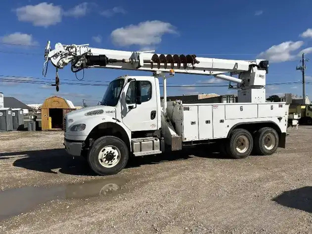 2015 Freightliner Altec D3060 Digger Derrick Unit in Other in Prince George - Image 4