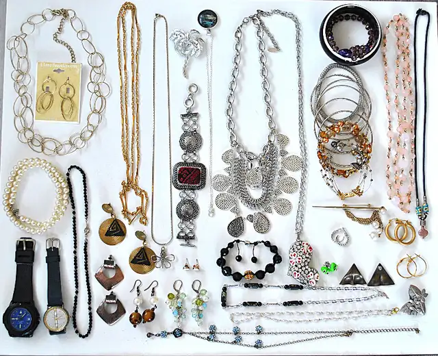 10 COSTUME JEWELLERY BAGS in Jewellery & Watches in Ottawa - Image 5