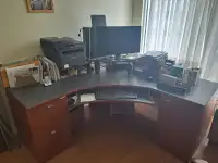 Large L - shaped Desk / Grand bureau en L
