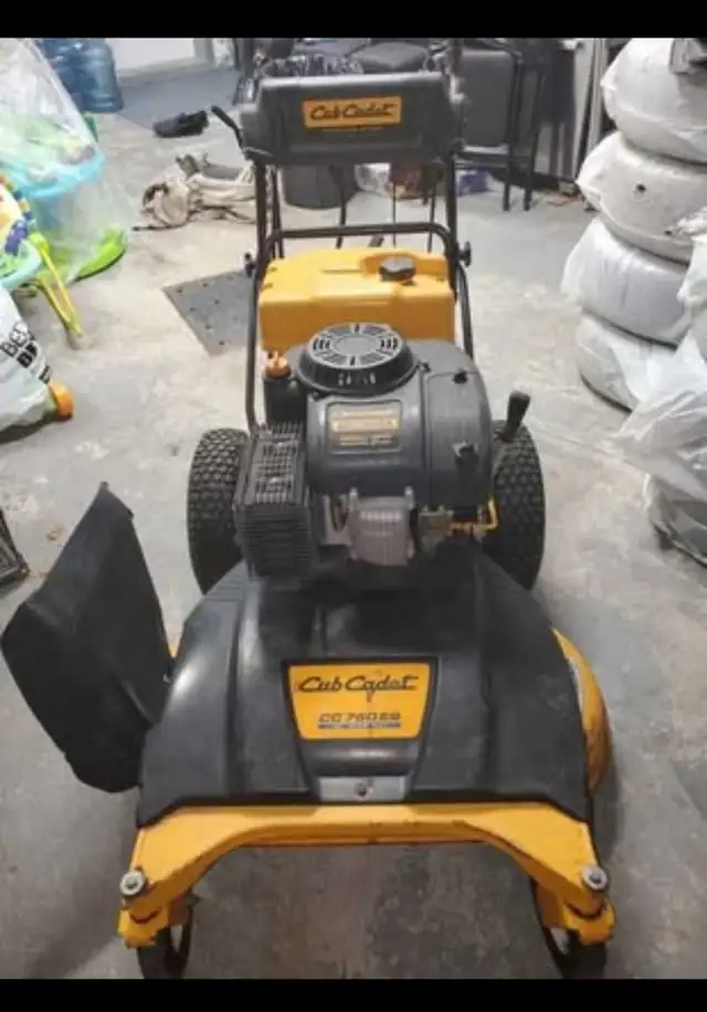33' Cub Cadet Walk Behind in Lawnmowers & Leaf Blowers in City of Montréal - Image 3