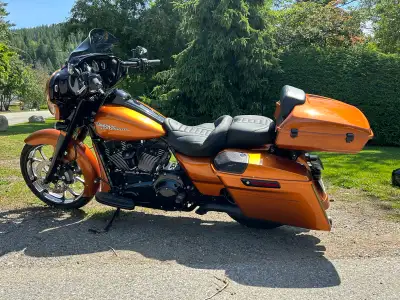 Turn heads and feel the power of the open road with this stunning Amber Whiskey 2015 Street Glide Sp...