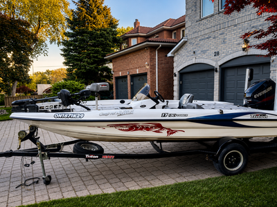 excellent bass boat like new with 2020 engine 2x livescopes, View more