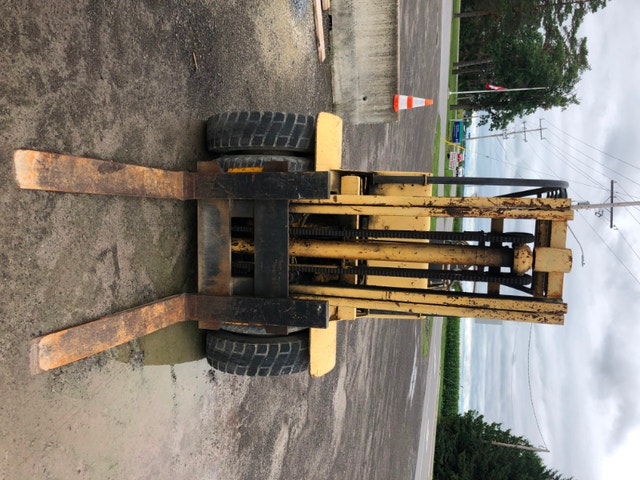 FORKLIFT IN GOOD WORKING CONDITION Heavy Equipment Ottawa Kijiji