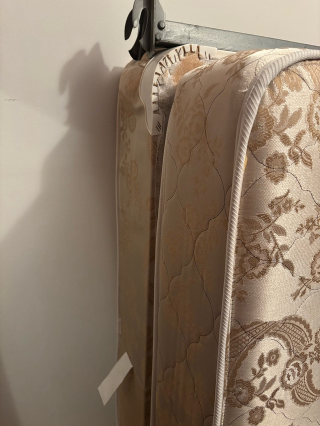Bedroom furniture in Beds & Mattresses in Trenton - Image 3