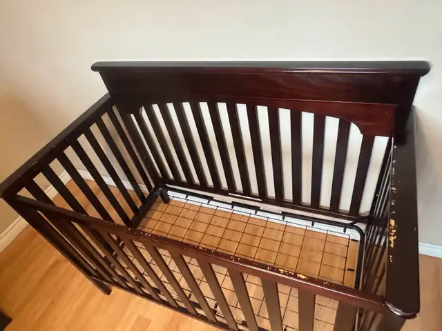 Graco crib in Cribs in Belleville - Image 4