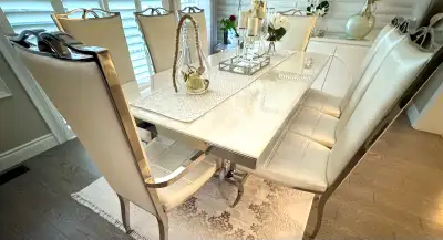 Luxury Dining Table Set – Modern & Elegant (Like New) Beautiful high-end dining set in excellent con...