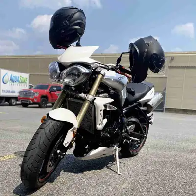 Triumph street triple 675 Blanc 2012 . Très propre , toujours entretenue après chaque ride. Tune up...