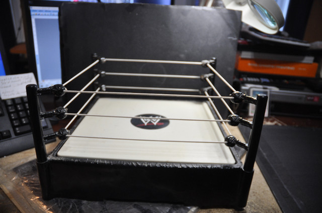 Wrestling Ring toy figure version 2 RAW With Spring Loaded WWE dans Art et objets de collection  à Victoriaville - Image 2