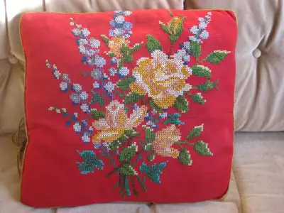 COUSSIN BRODÉ À LA MAIN AUX POINTS DE CROIX, View more