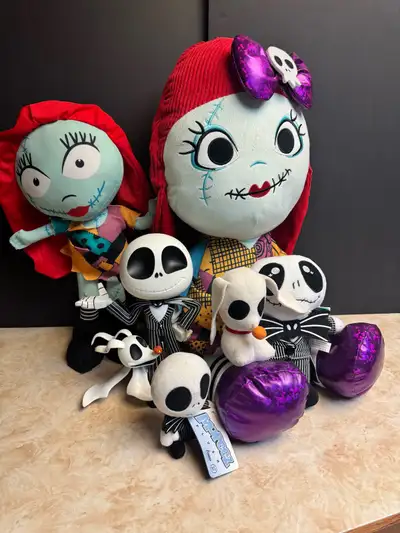 Tim Burton - The Nightmare Before Christmas plush toys and statue in great condition. Jack Skellingt...