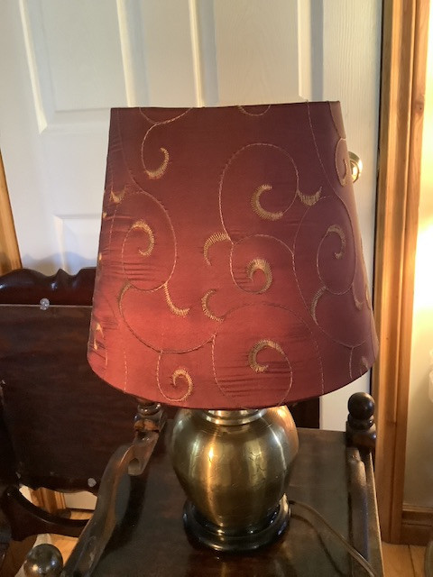 Vtg Brass Tri-Light Lamp w Unique Embossed Etchings Silk Shade in Indoor Lighting & Fans in Belleville - Image 4