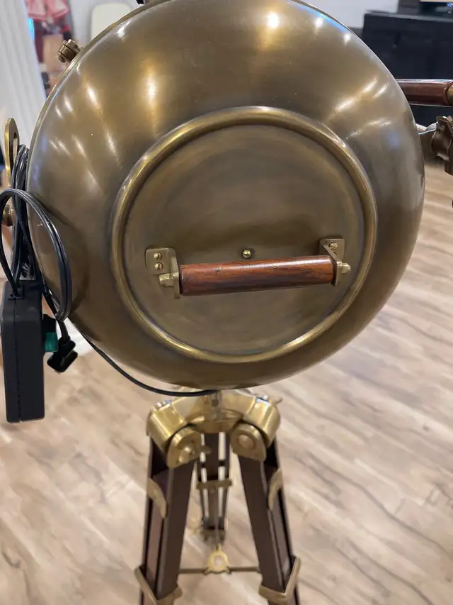 Brass floor lamp in Indoor Lighting & Fans in Markham / York Region - Image 4