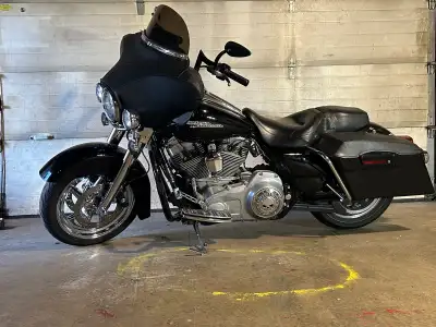 2009 Harley Davidson FLHT only 22,220 miles Stereo cruise Tweeters Gps blue underglow tourpack newer...