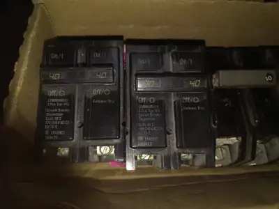 Lot de disjoncteurs/breakers, View more