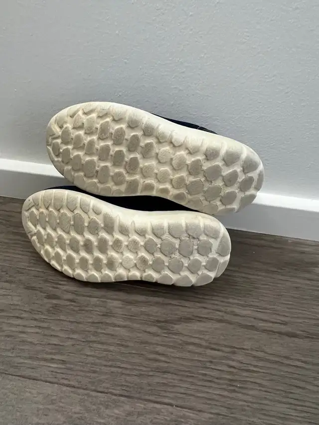 Toddler shoes size 8 in Clothing - 12-18 Months in Ottawa - Image 4
