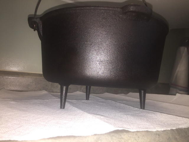 Cast Iron 12" Wenzel 1887 Dutch Oven With Feet Bail Handle Lid in Arts & Collectibles in Belleville - Image 2