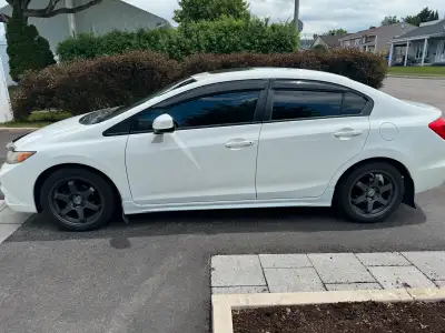 Civic modèle EX 2012: -L’air climatisé fonctionne -Démarreur à distance -Écran tactile bluetooth -To...