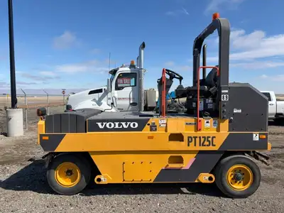 Like new always stored inside 2017 Volvo PT125C pneumatic roller with only 370 Hours. Municipality o...