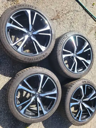 4 mag 370Z 2019 + michelin pilot sport 4S. approx 4-5000km. 245/40zr19 avant/ front 275/35zr19 arriè...