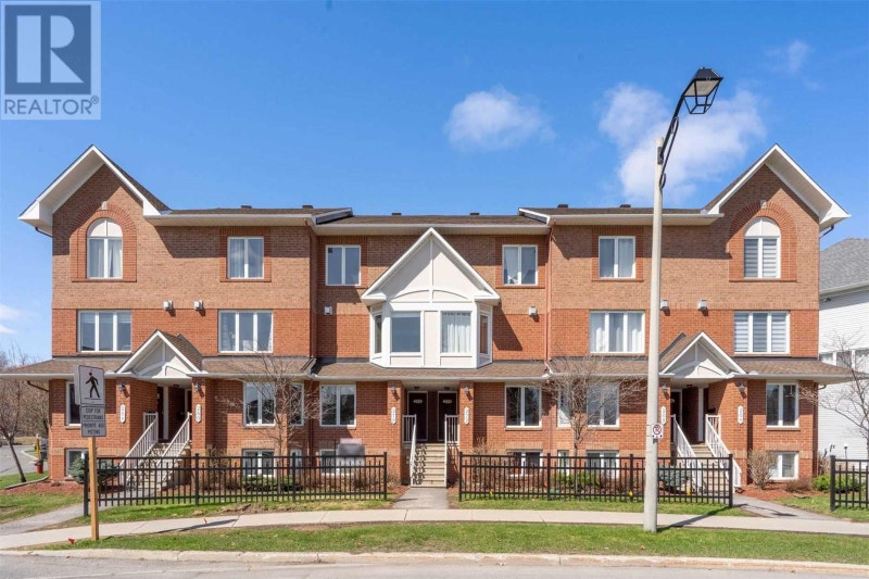 Primary bedroom for rent in Chapman Mills Rideau Crest Long Term