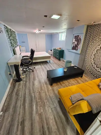Attn McMaster Students - Huge Room for rent