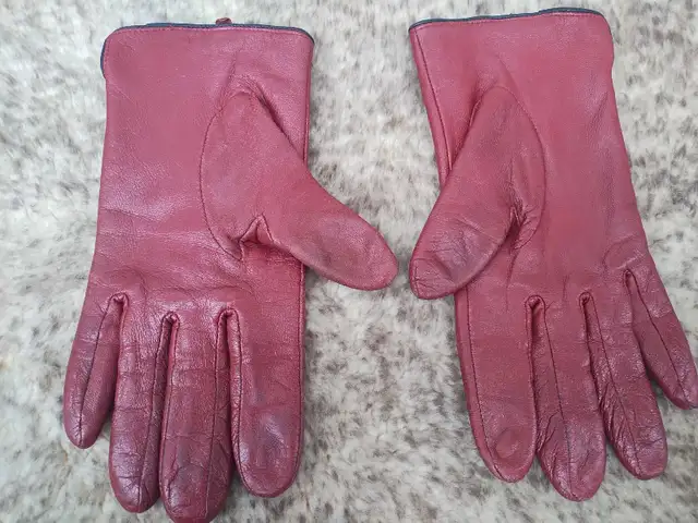 Gloves - women's size M in Other in Calgary - Image 6