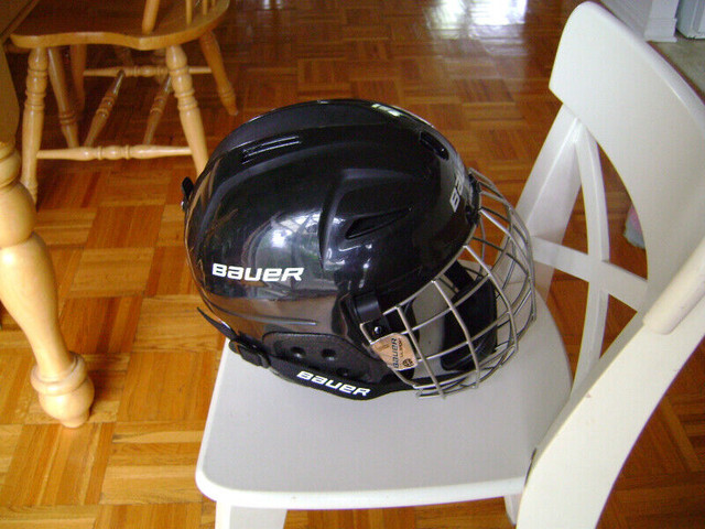 Casque de hockey  Bauer gr 48.5cm-54cm dans Jouets  à Ouest de l’Île - Image 2