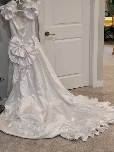 Wedding dress with 3' train. Size 6-7.