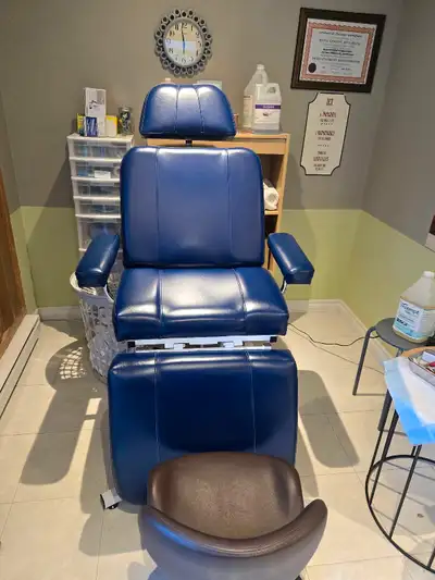 Fauteuil pour n'importe quel soins : esthétique, épilation, soins de pieds, pédicure, massage. Appel...