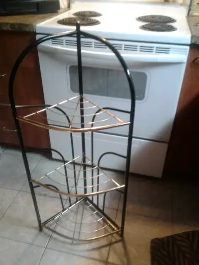 18$ Manifique Étagère 3 étages Doré et Noir contour Manific Corner Unit pour le salon ou chambre 18$...