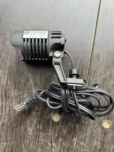 Brighten up your workspace with this pre-owned JCD 100W light fixture, perfect for photography or vi...
