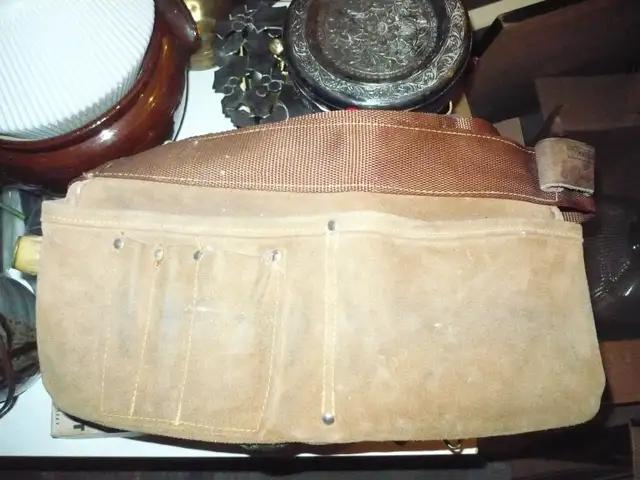 USED DOUBLE RAWHIDE HOLDING POUCH FOR ADJUSTABLE WAISTLINE in Other in Ottawa - Image 2