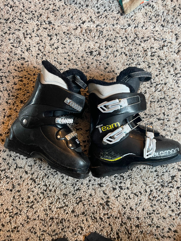 Salomon kids downhill ski boots Size 276mm 23/23.5 in Ski in Ottawa