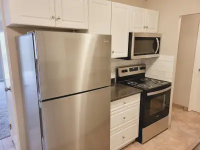 South Shore - Renovated One Bedroom Top Floor Apartment Pets OK